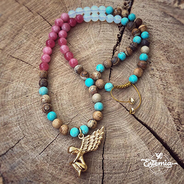 Náhrdelník z tyrkysu, jaspisu, opalitu a jadeitu, s přívěskem zlatého anděla z chirurgické oceli