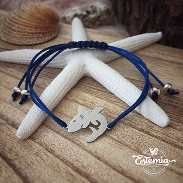 Šňůrkový saténový náramek s přívěskem žraloka z chirurgické oceli