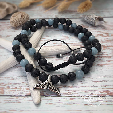 Náhrdelník z akvamarínu a  černé lávy, s přívěskem velrybí ploutve