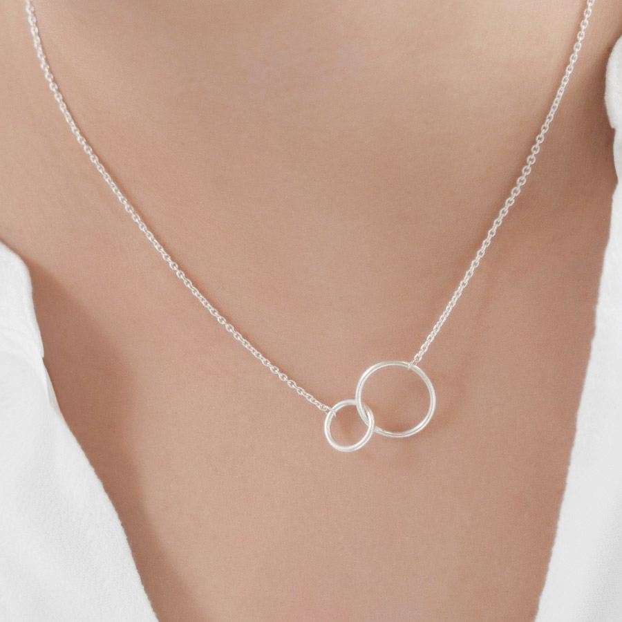 Stříbrný náhrdelník Dvojitá karma - Propojené kruhy - Ag925