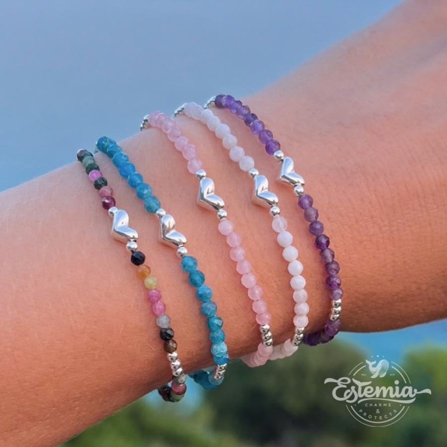 Minerální náramek z broušeného apatitu se stříbrným srdíčkem a korálky - Ag925