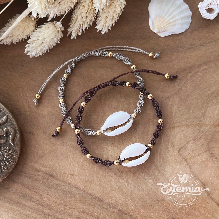 Šňůrkový shamballa náramek s kauri mušlí béžový