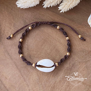 Šňůrkový shamballa náramek s kauri mušlí hnědý