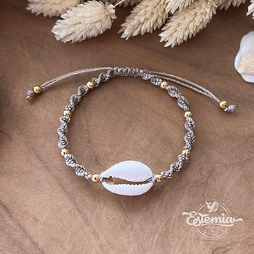 Šňůrkový shamballa náramek s kauri mušlí béžový