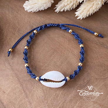 Šňůrkový shamballa náramek s kauri mušlí modrý