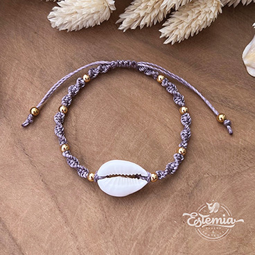 Šňůrkový shamballa náramek s kauri mušlí fialový