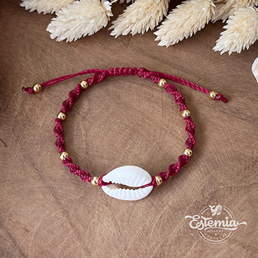 Šňůrkový shamballa náramek s kauri mušlí karmínový