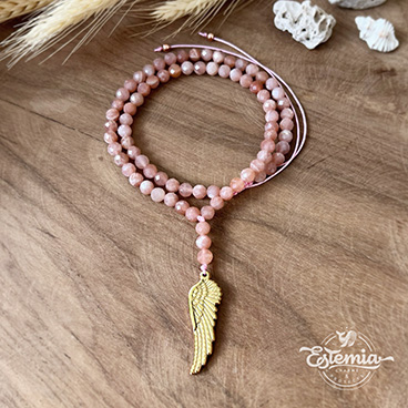 Růženec do auta z broušeného slunečního kamene, s andělským křídlem z chirurgické oceli