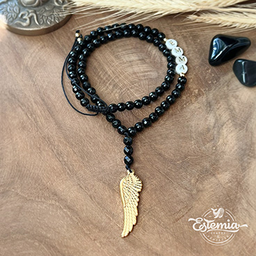 Růženec do auta se jménem na přání, z broušeného onyxu, s andělským křídlem z chirurgické oceli