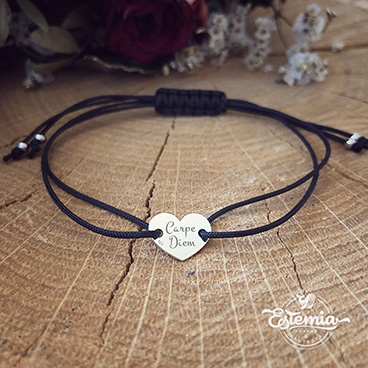 Šňůrkový náramek se stříbrným srdíčkem a gravírováním na přání - Ag925