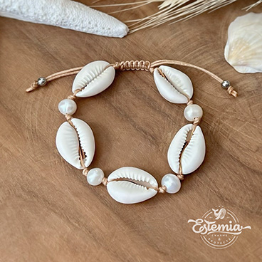 Náramek z mušlí kauri a říčních perel