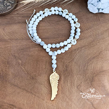 Růženec do auta s písmeny na přání, z howlitu, s andělským křídlem z chirurgické oceli