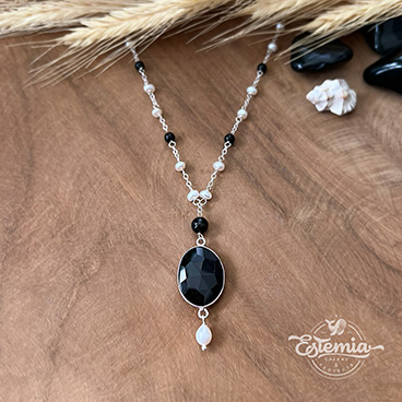 Stříbrný řetízkový náhrdelník s onyxem a říčními perlami - Ag925