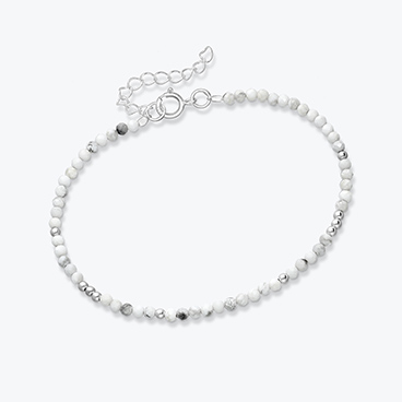 Minerální náramek z broušeného howlitu se stříbrnými korálky - Ag925