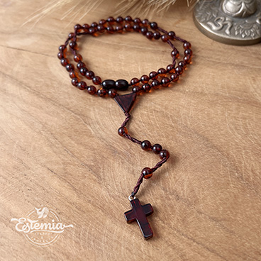 Růženec do auta z jantaru cherry, s křížkem