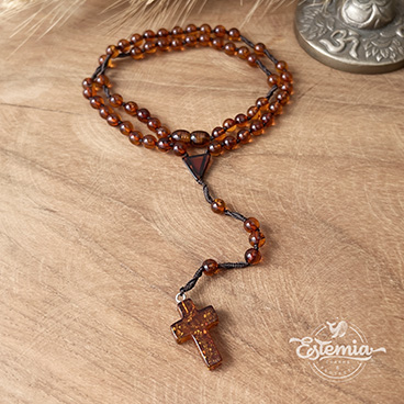 Růženec do auta z jantaru koňak tmavý, s křížkem 