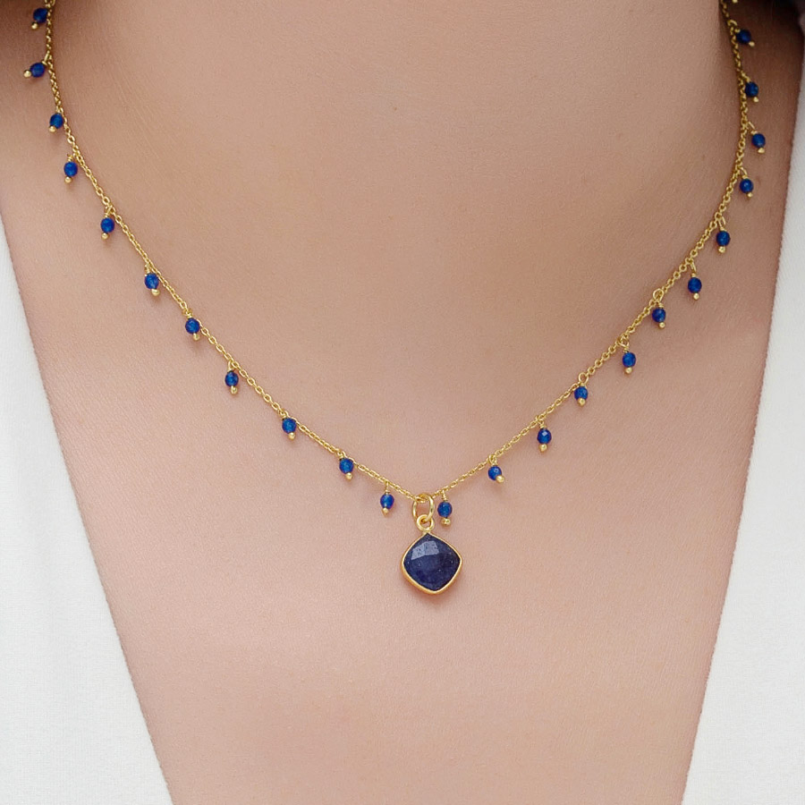 Pozlacený stříbrný korálkový náhrdelník se safírem a lapis lazuli - Ag925