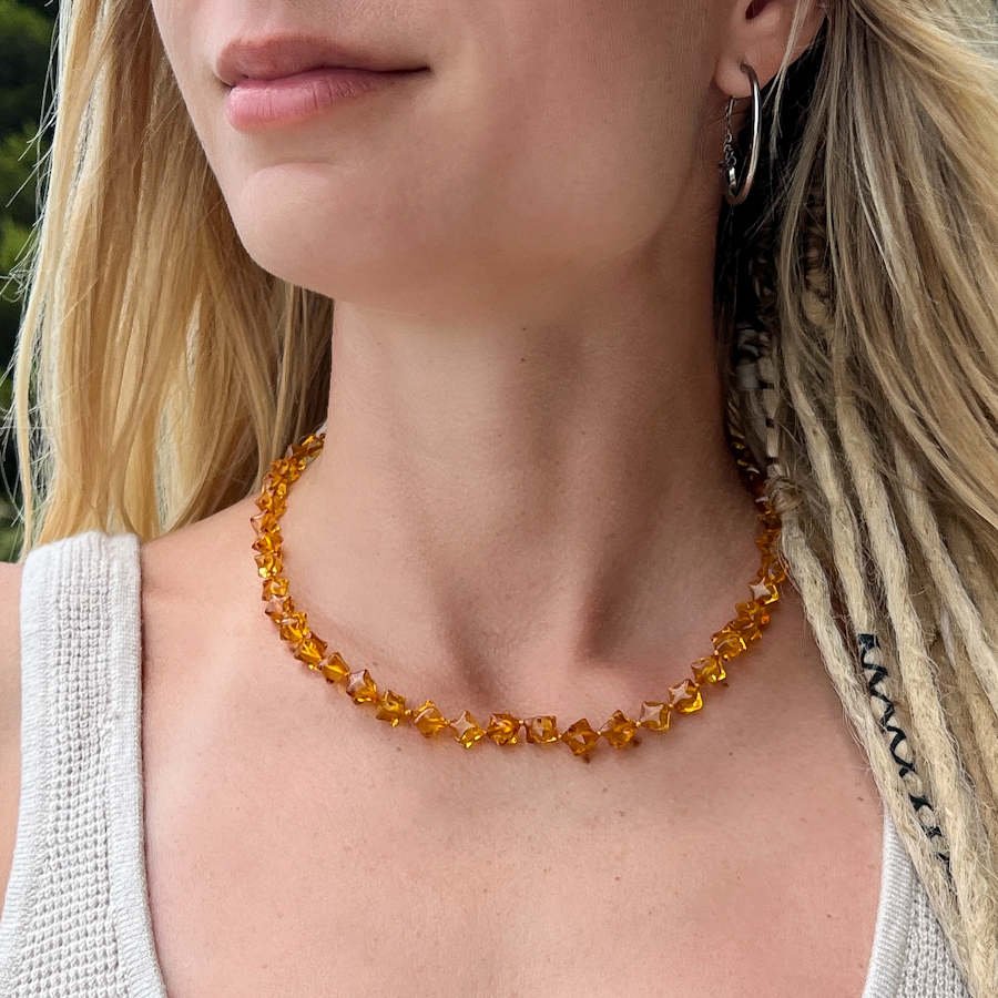 Dámský náhrdelník z broušeného jantaru Ambera