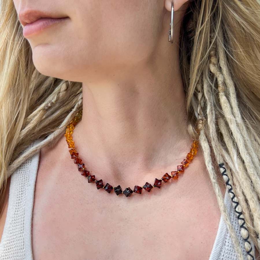 Dámský náhrdelník z broušeného jantaru Aurelia