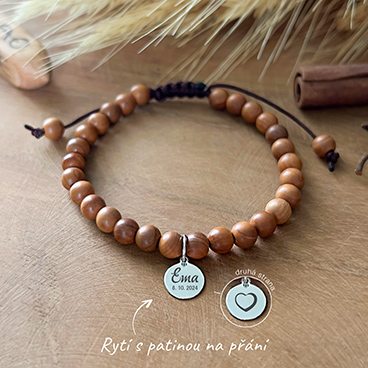 Dřevěný náramek z tisu se stříbrným přívěskem s rytím jména dítěte a datumem narození na přání - Ag925